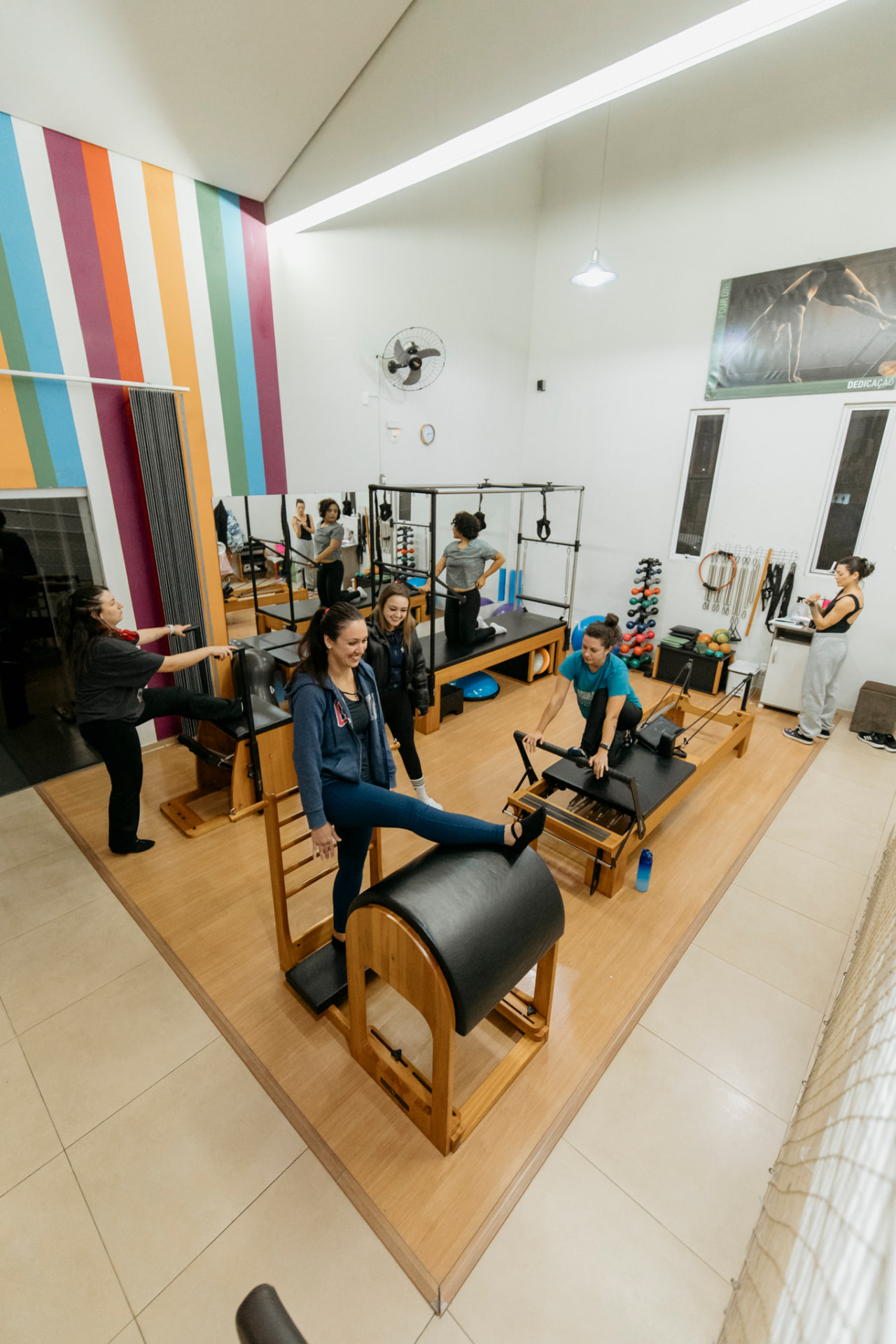 Studio de Pilates da Four One com aparelhos e alunas treinando